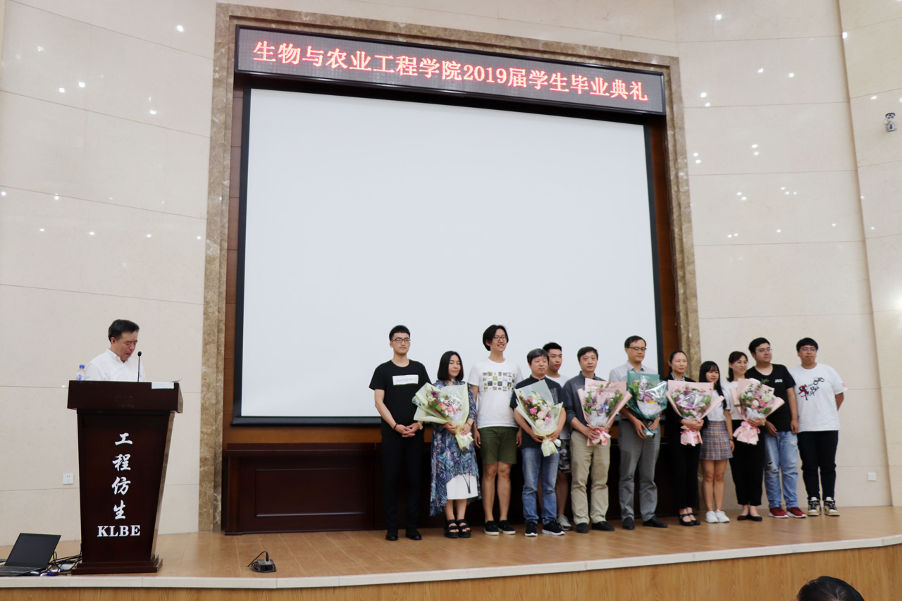 向“我最喜爱的老师”致颁奖辞