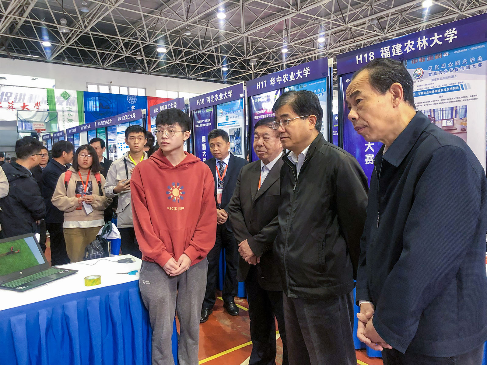 薛宏伟同学参与的作品“果园环状清耕除草机”得到陈学庚院士（右三）、康绍忠院士（右二）、安徽农业大学校长夏涛（右一）的关注和指导